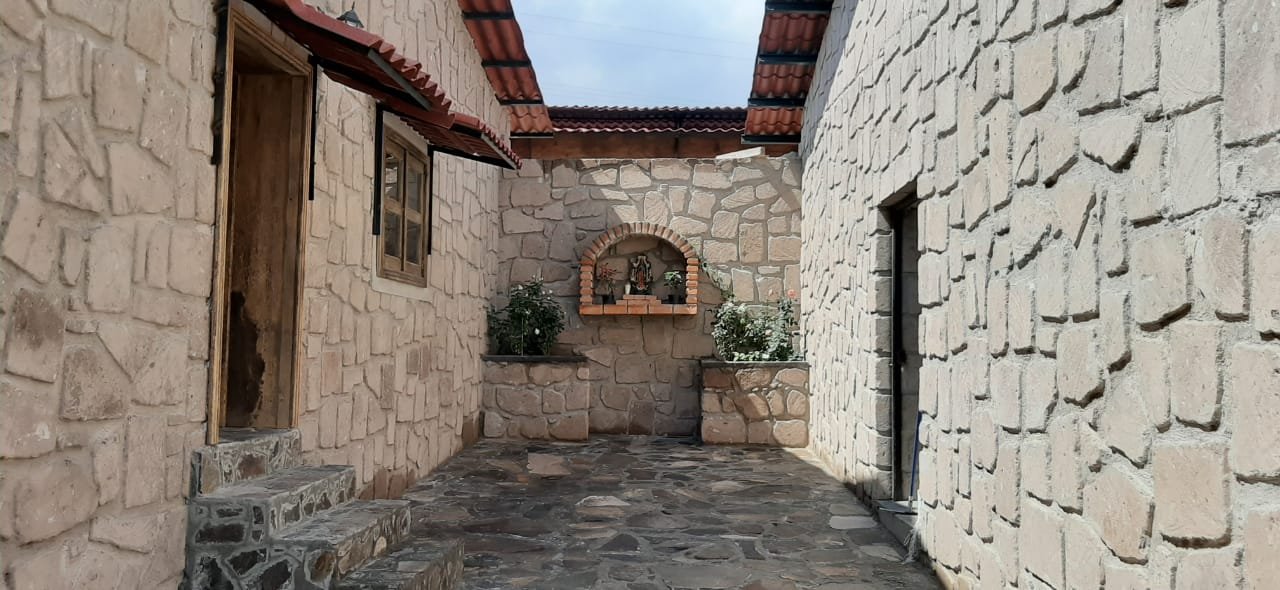 casa de piedra blanca con tejado rojo 