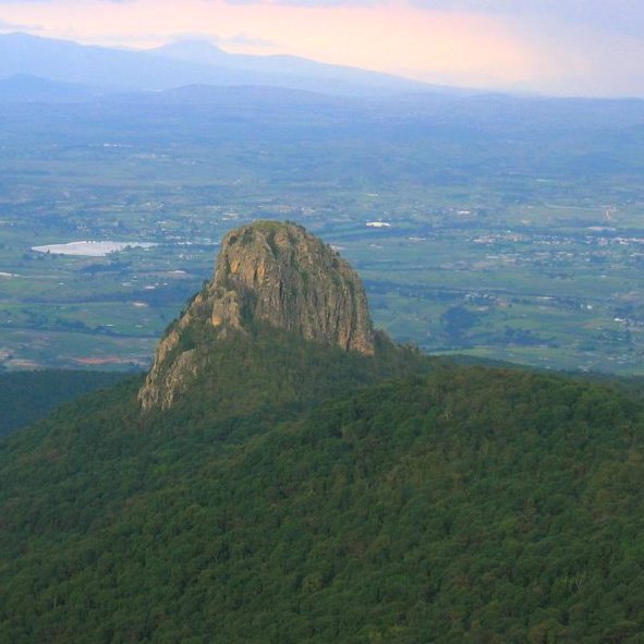 toma aerea de la peña de ñado aculco estado de mexico