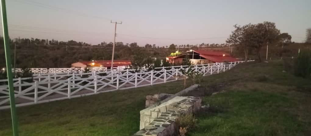 entrada de una rancho con cerca en blanco