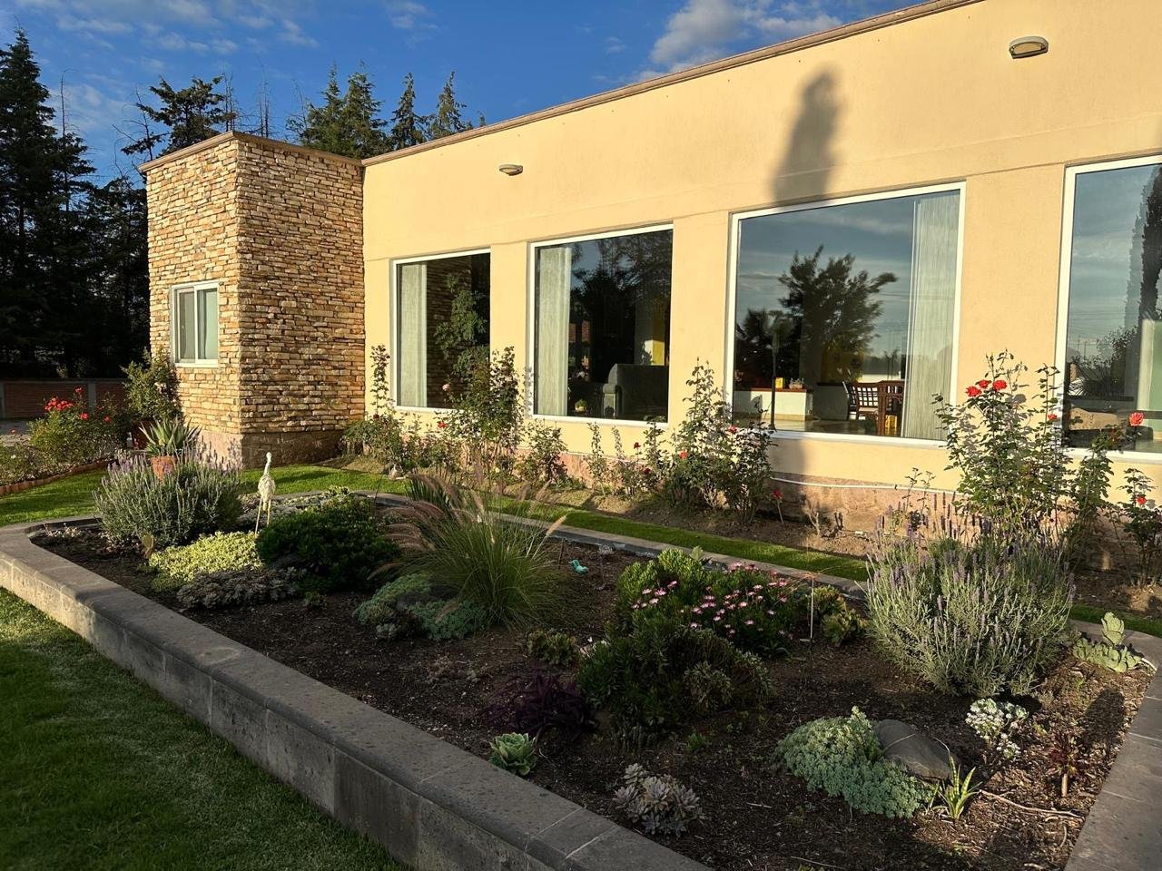 CASA CON VENTANALES