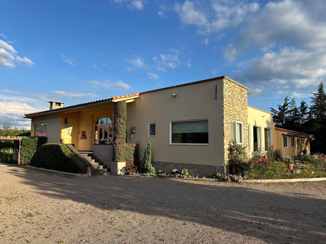 FRENTE DE LA CASA