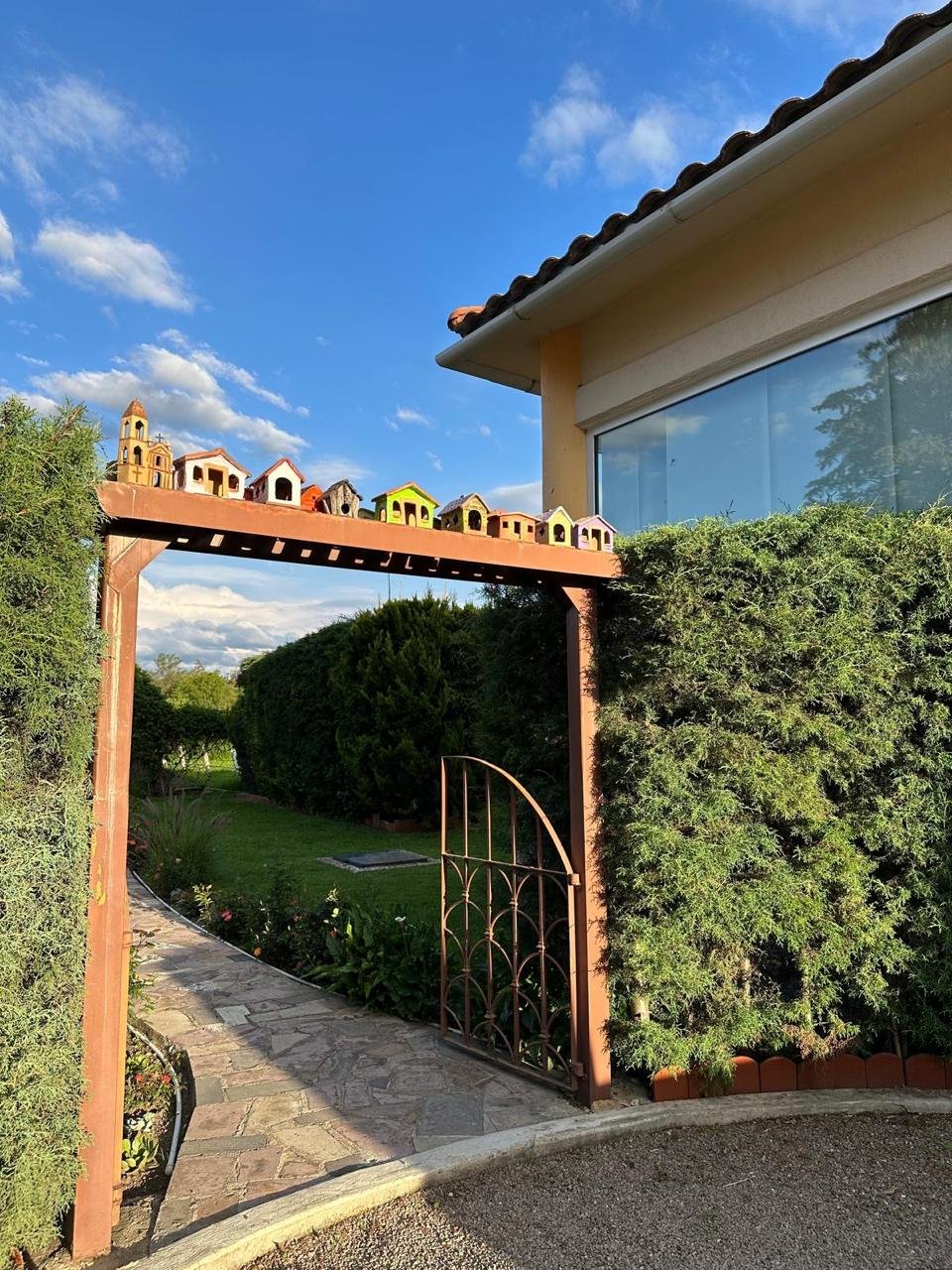 ENTRADA AL JARDIN TRASERO